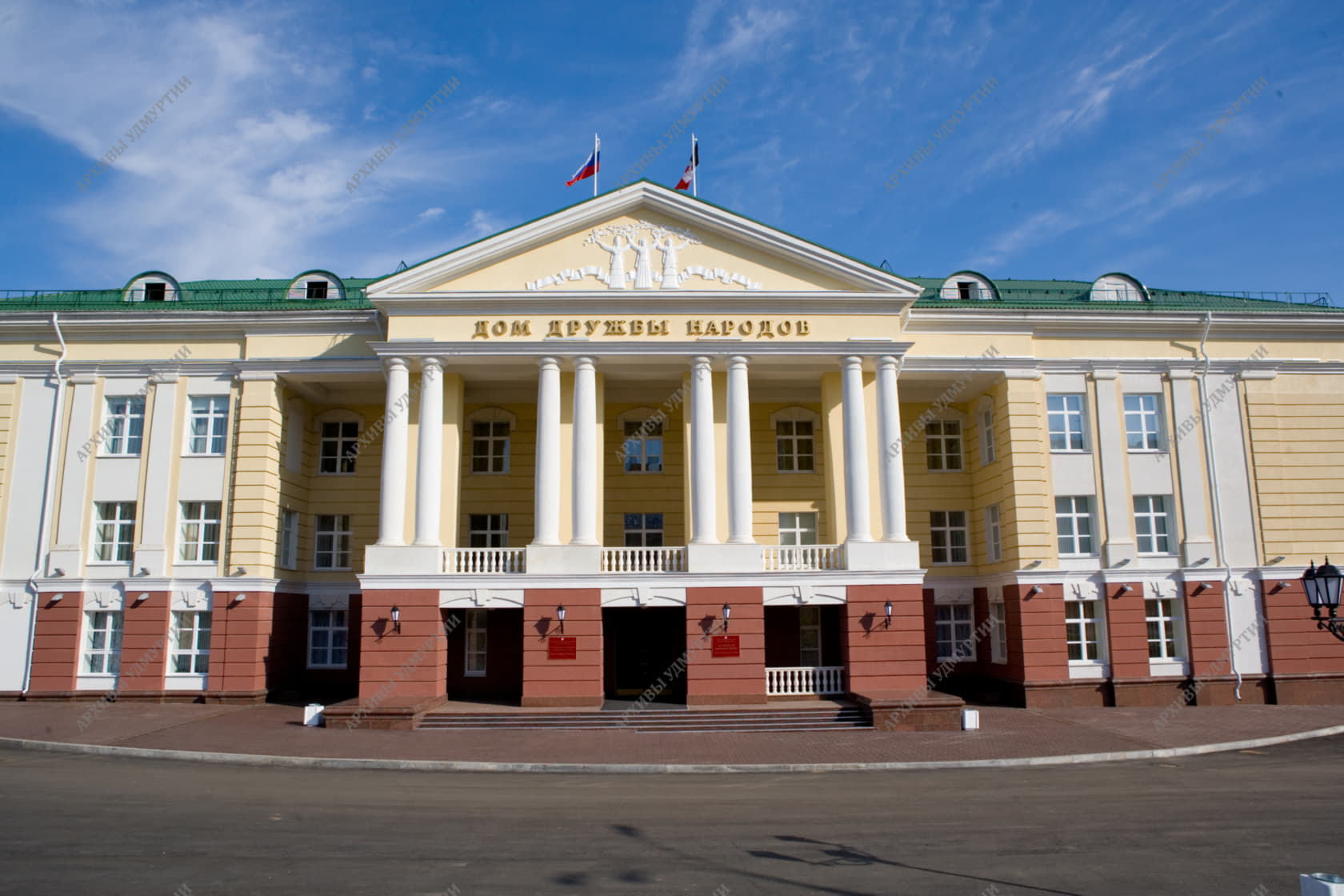 Дом дружбы фото. Дом дружбы народов Киров. Дом дружбы народов Удмуртии. Дворец дружбы народов Ижевск. Театр дружбы народов в Ижевске.